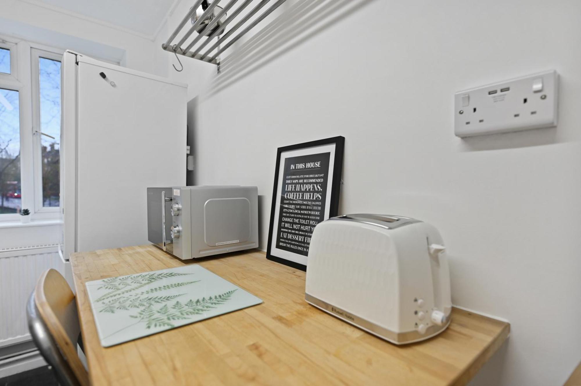 Appartement Chic 2-bed Flat With Workspace, Balcony, Parking Londres