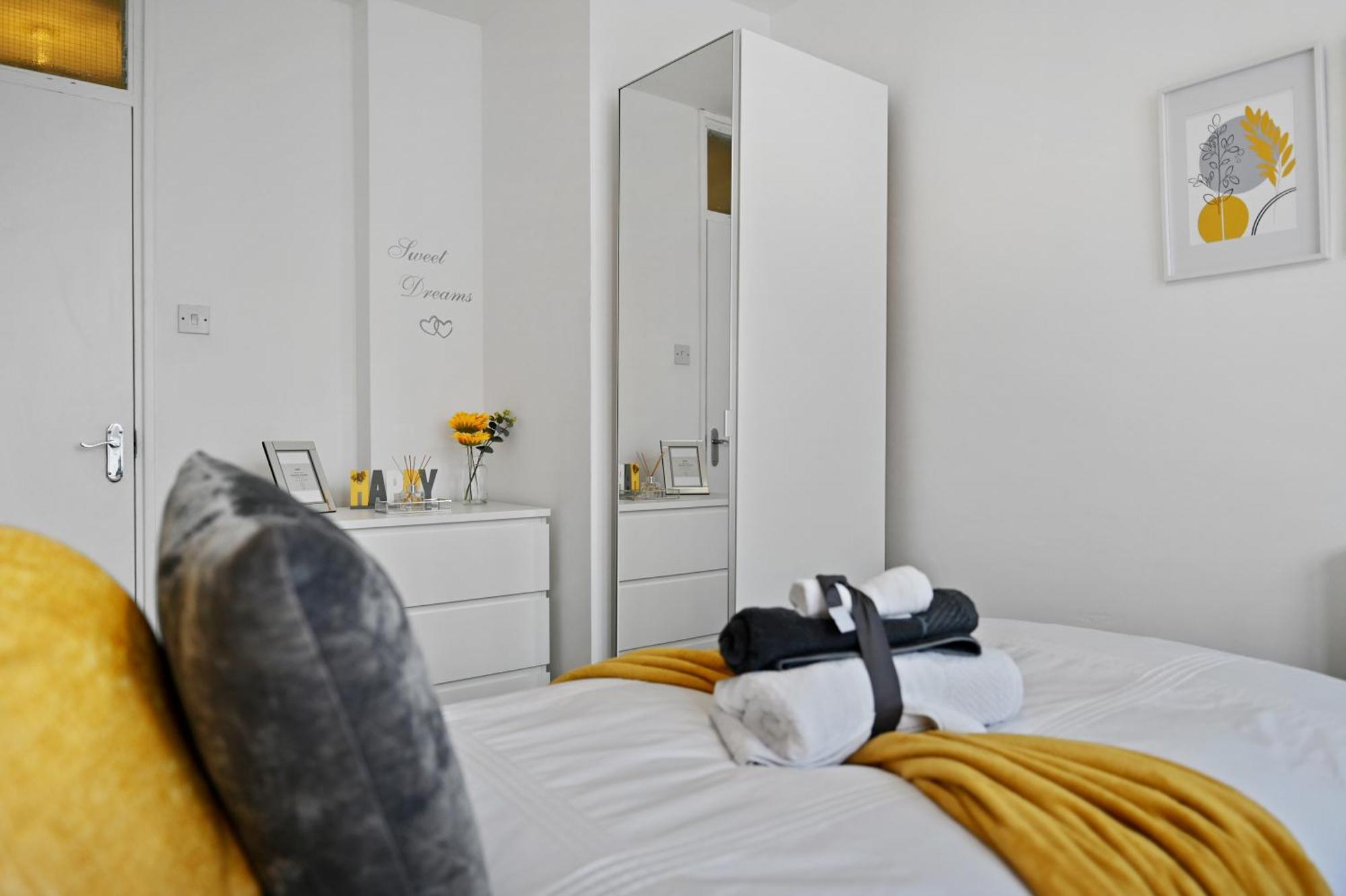 Chic 2-bed Flat With Workspace, Balcony, Parking Appartement