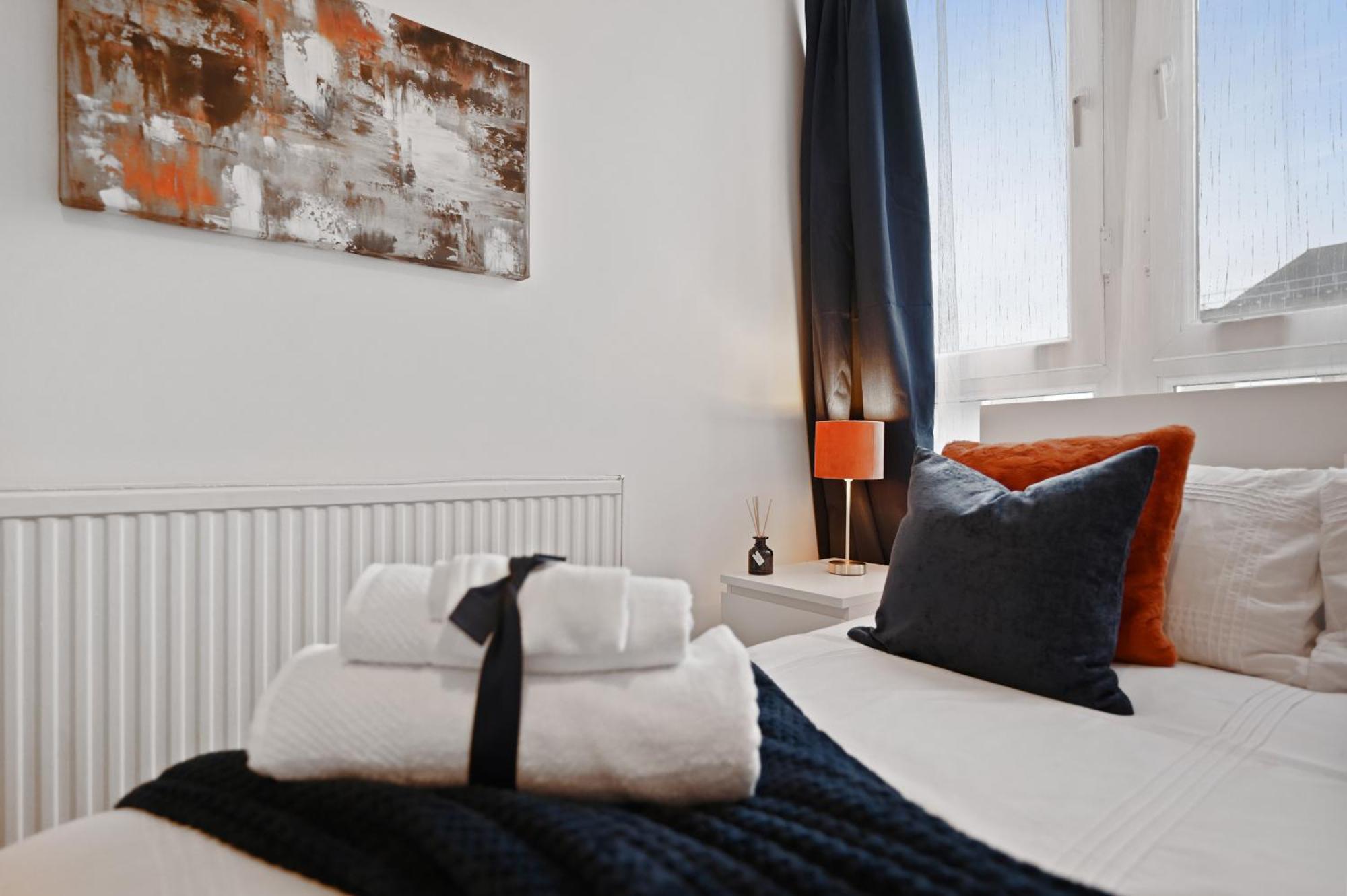 Chic 2-bed Flat With Workspace, Balcony, Parking Londres