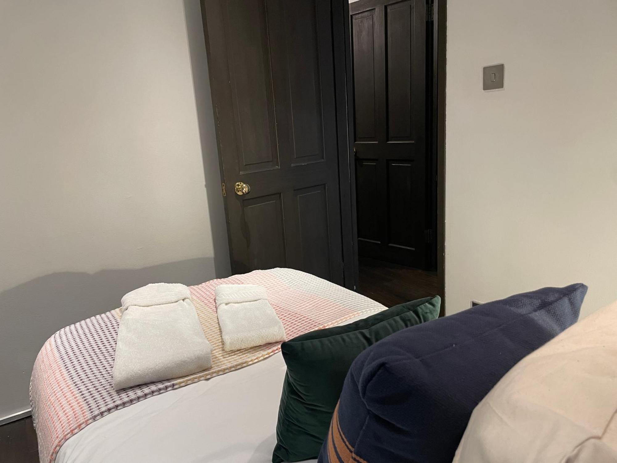 Stepney Gated Area With Parking & Garden Londres