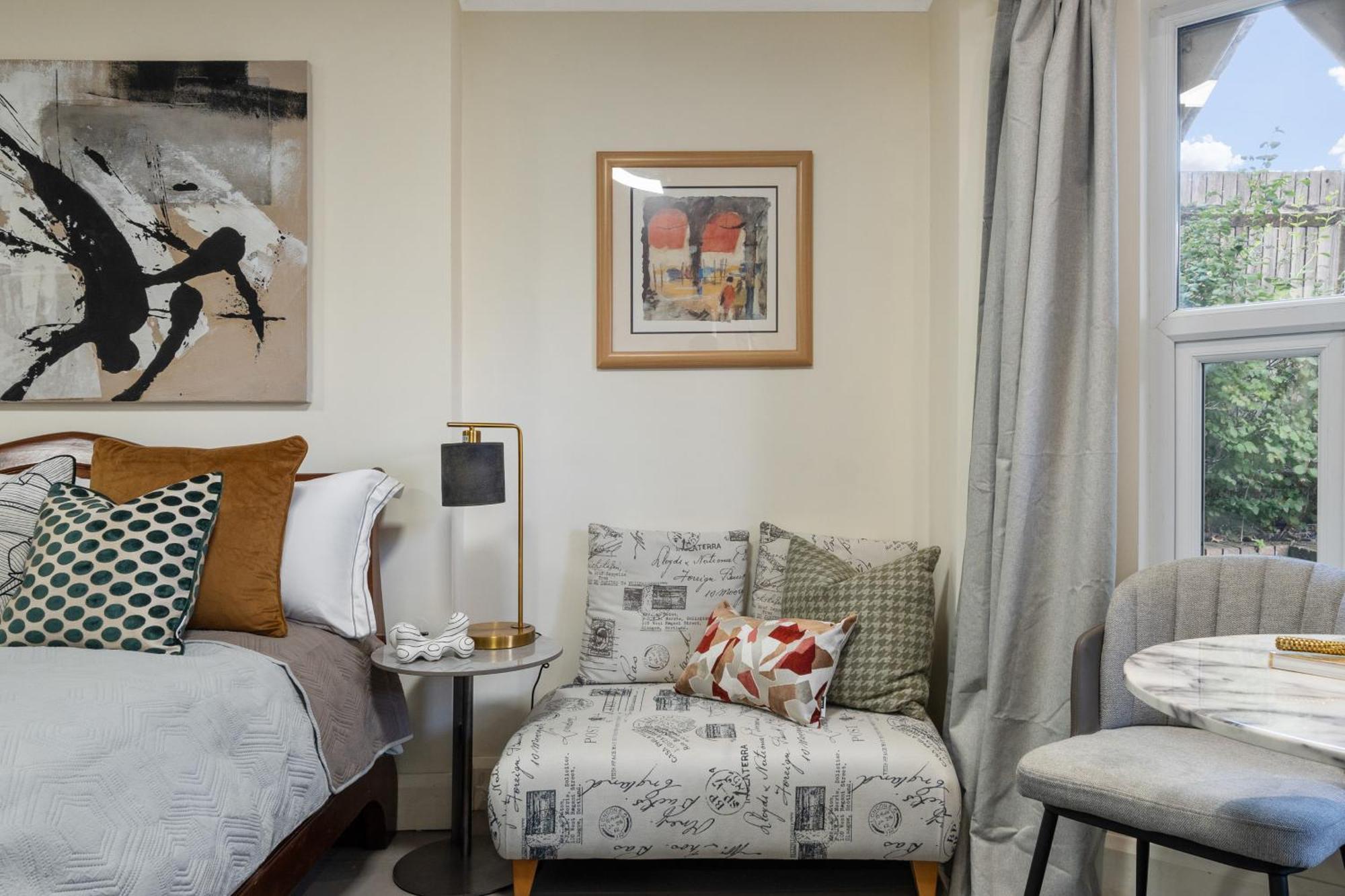 Leamington Park With Parking Apartment London