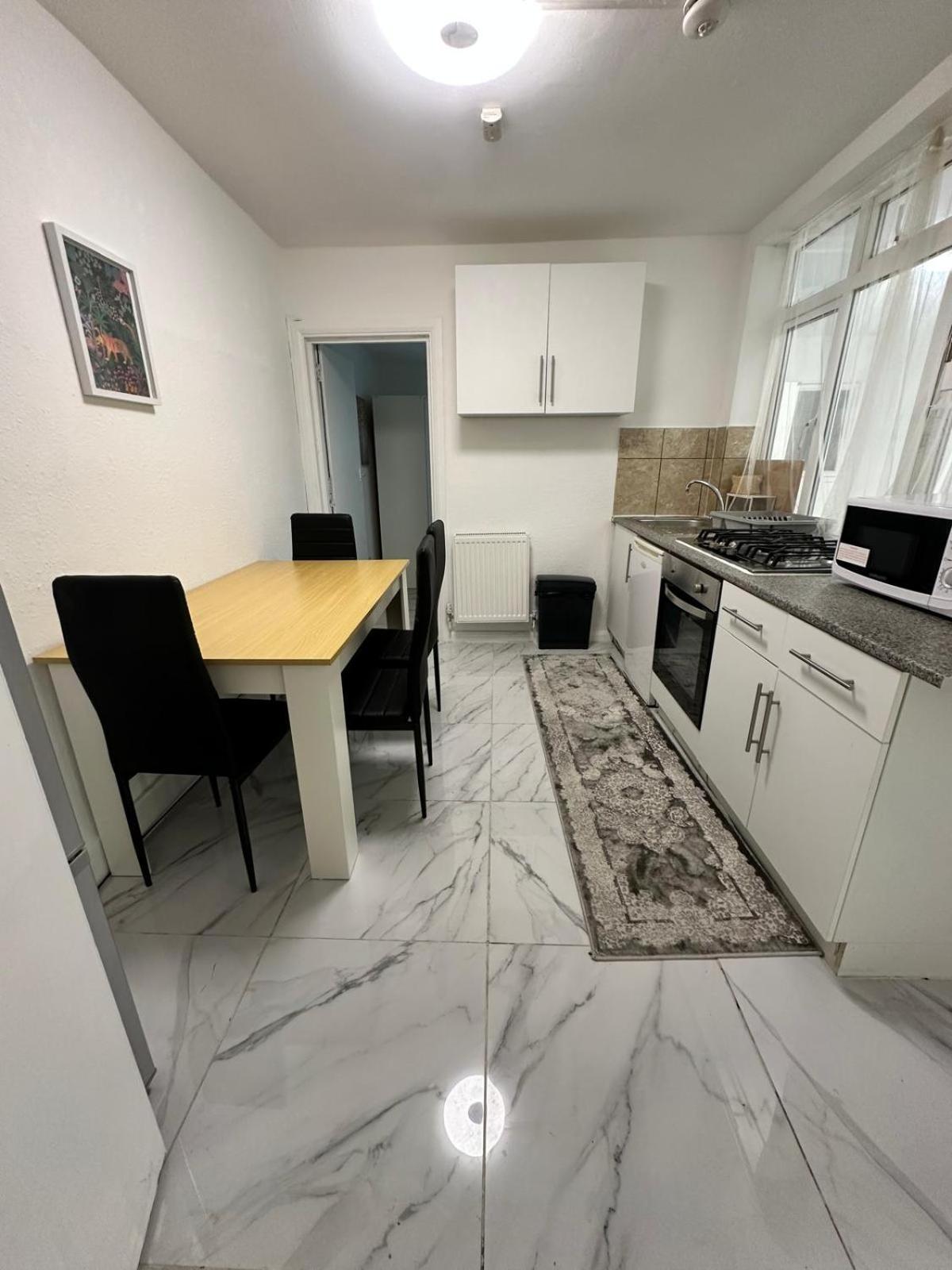 Millais Road Apartment *