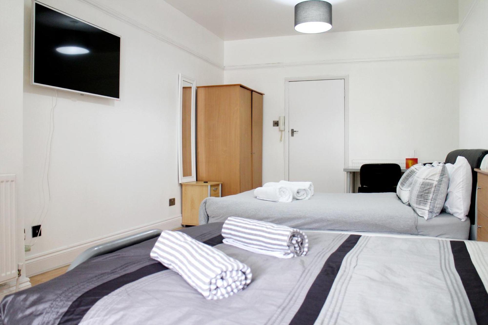 Large Garden Flat On Golders Road Appartement *
