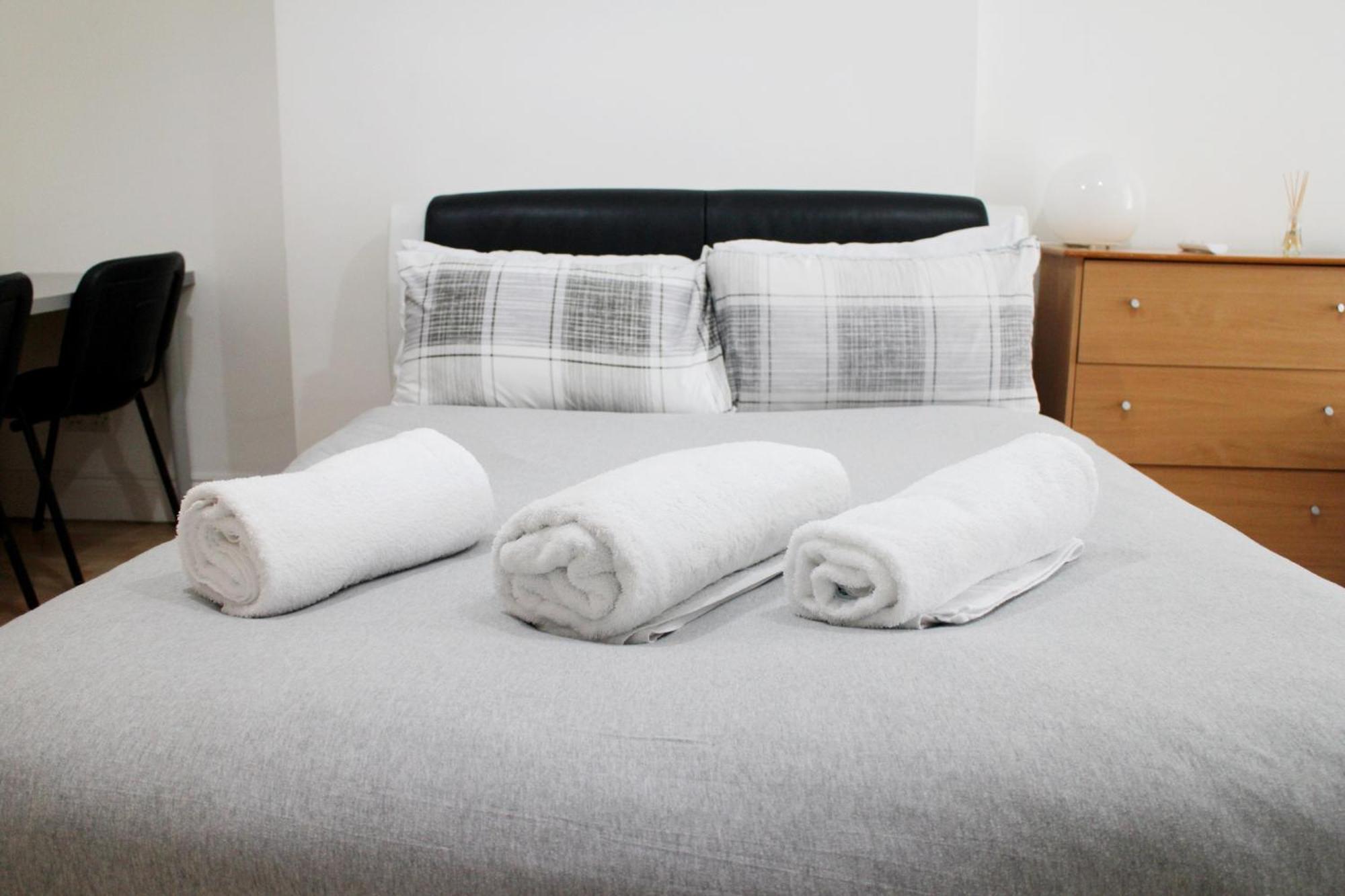 Large Garden Flat On Golders Road Appartement *
