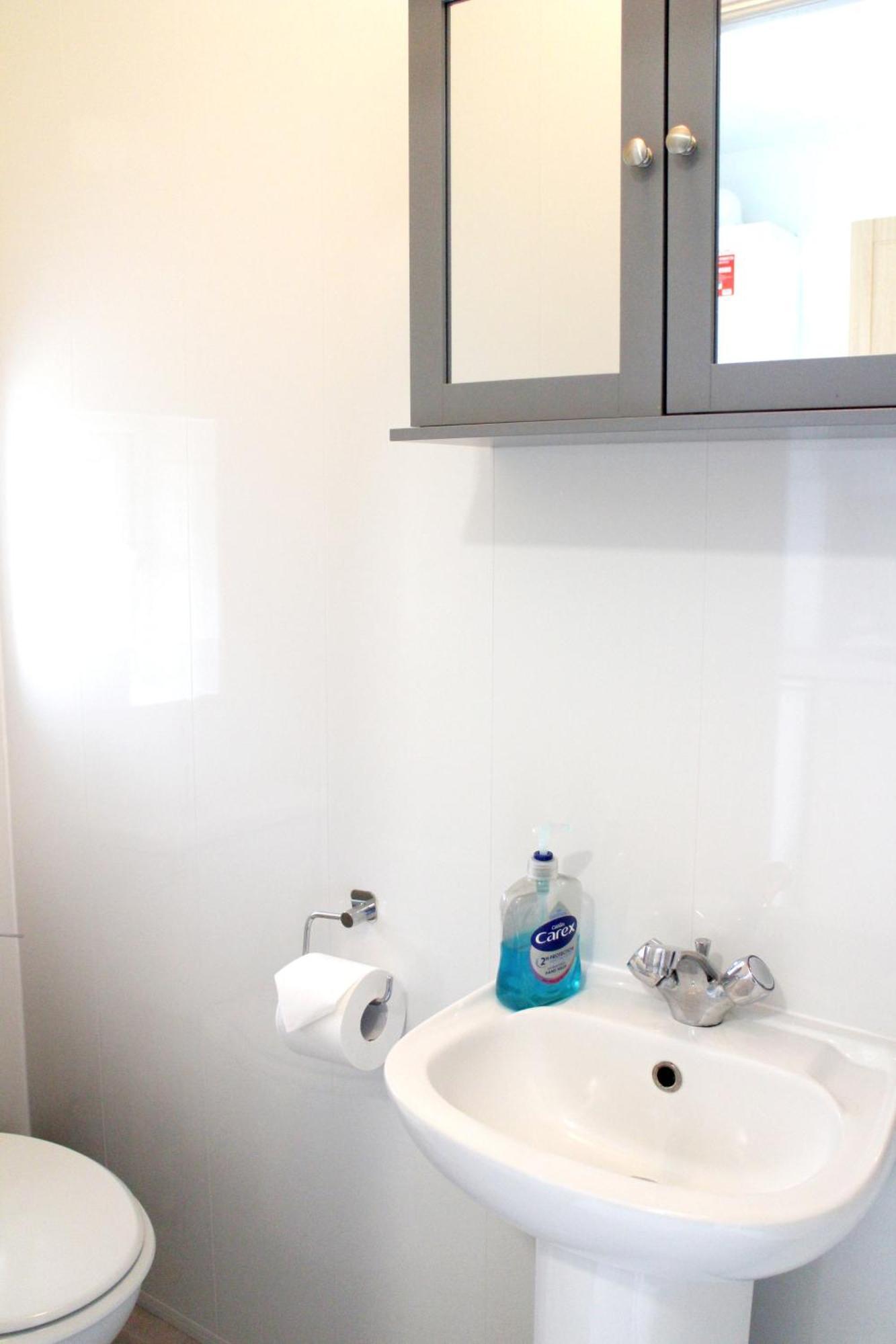 Large Garden Flat On Golders Road Appartement