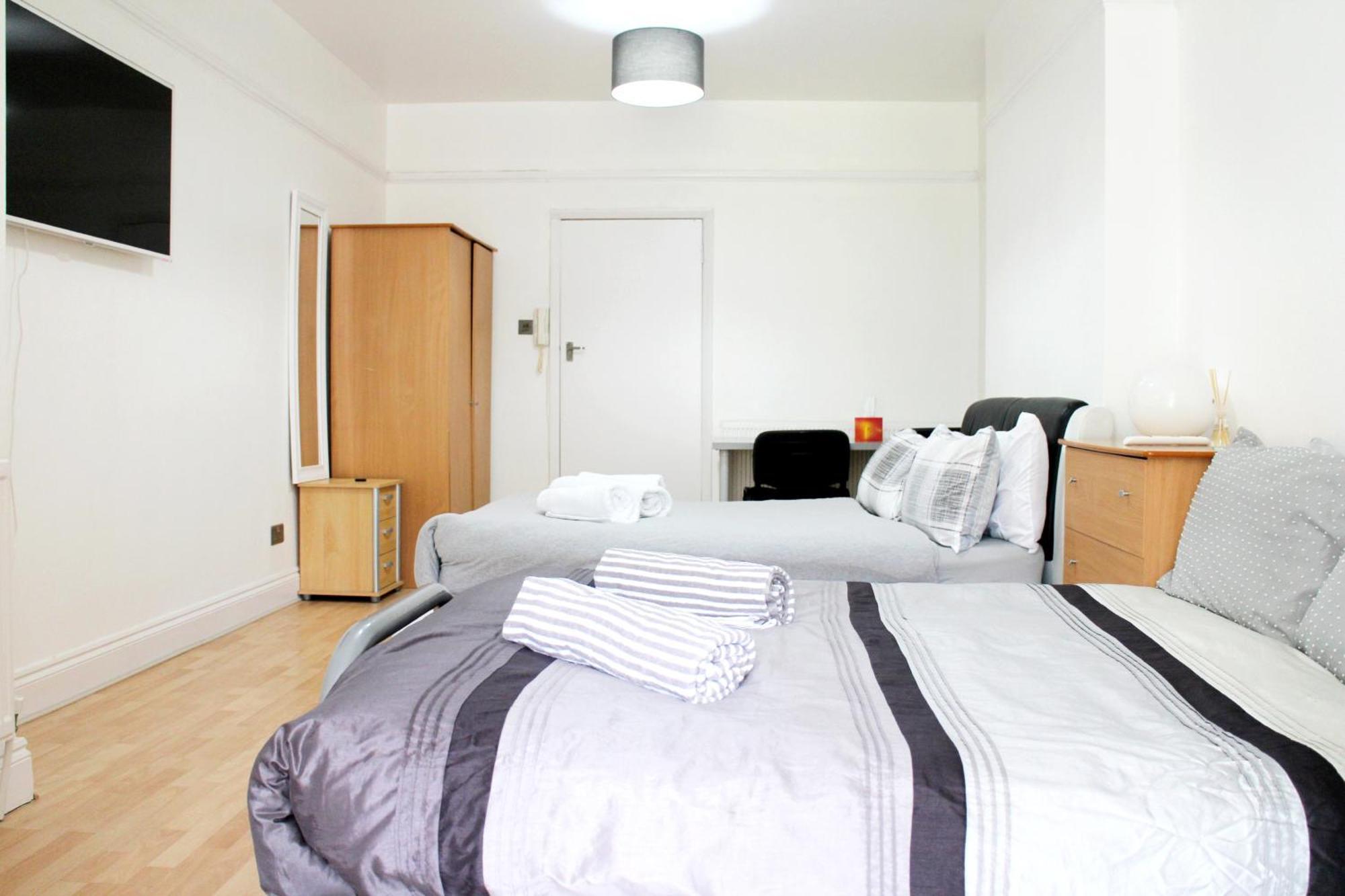 Large Garden Flat On Golders Road *