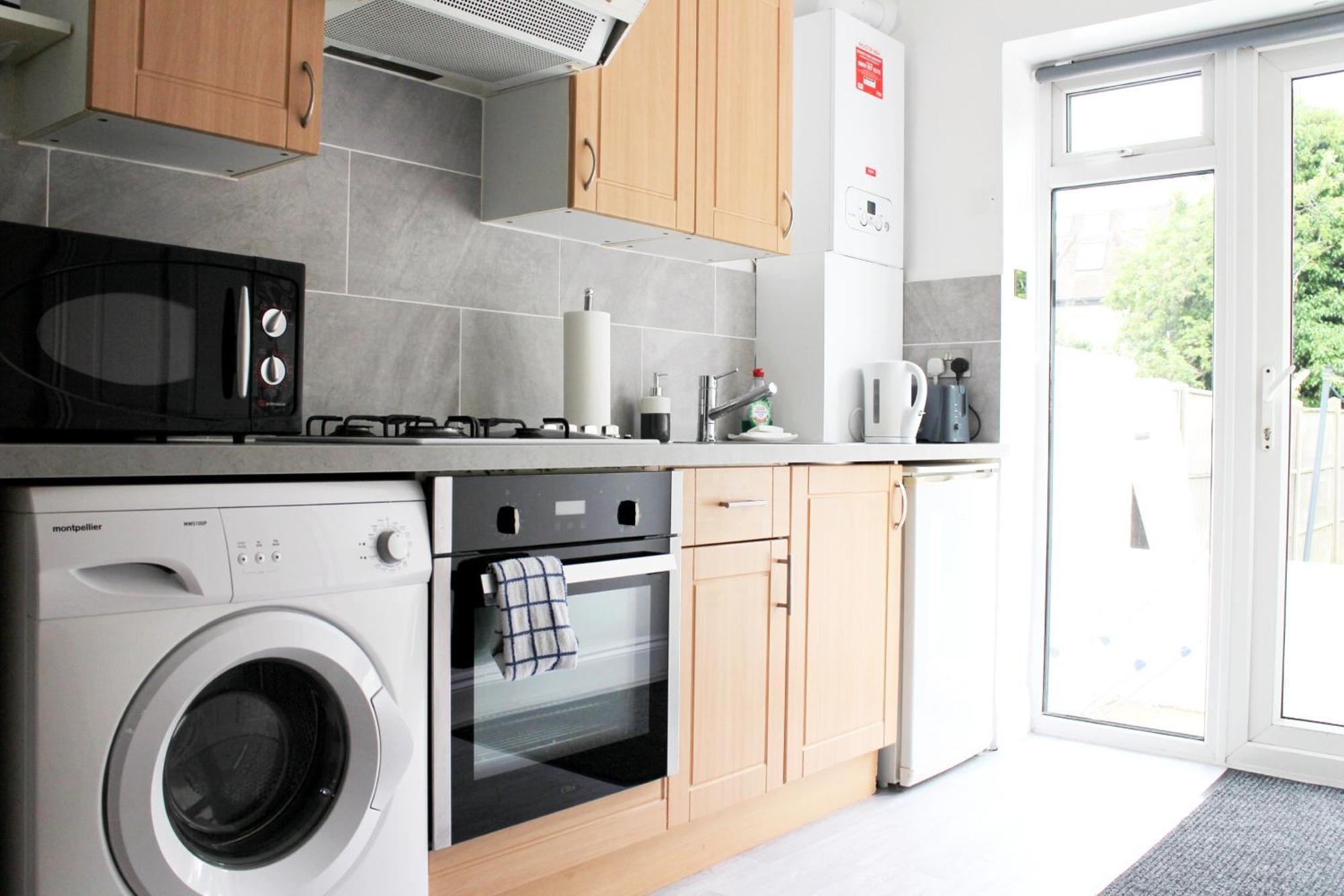 Large Garden Flat On Golders Road Appartement *