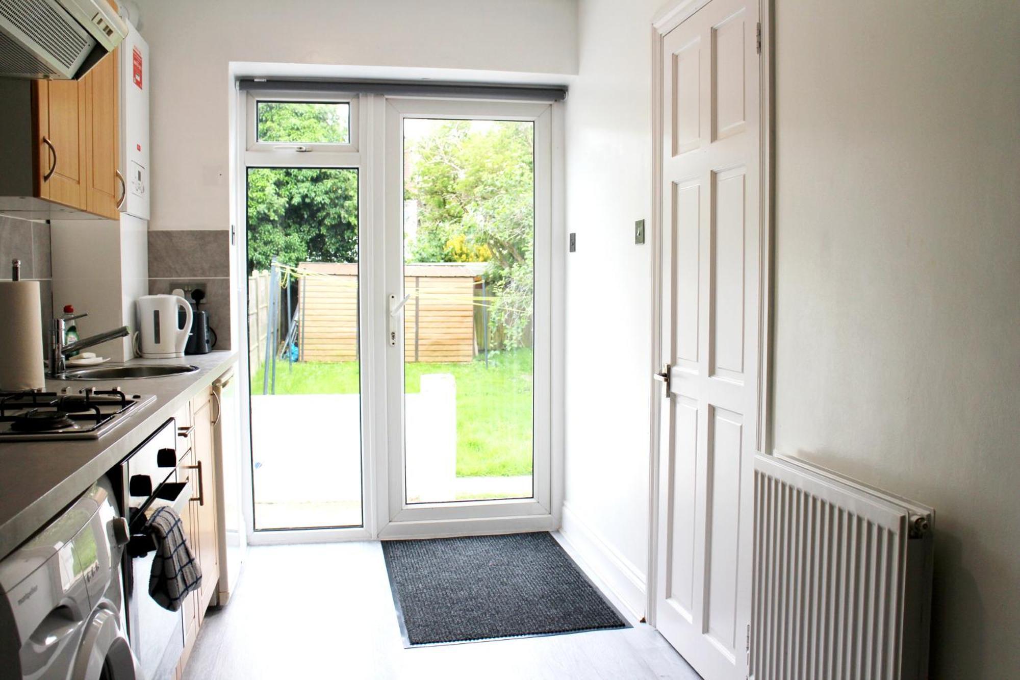 Large Garden Flat On Golders Road Londres