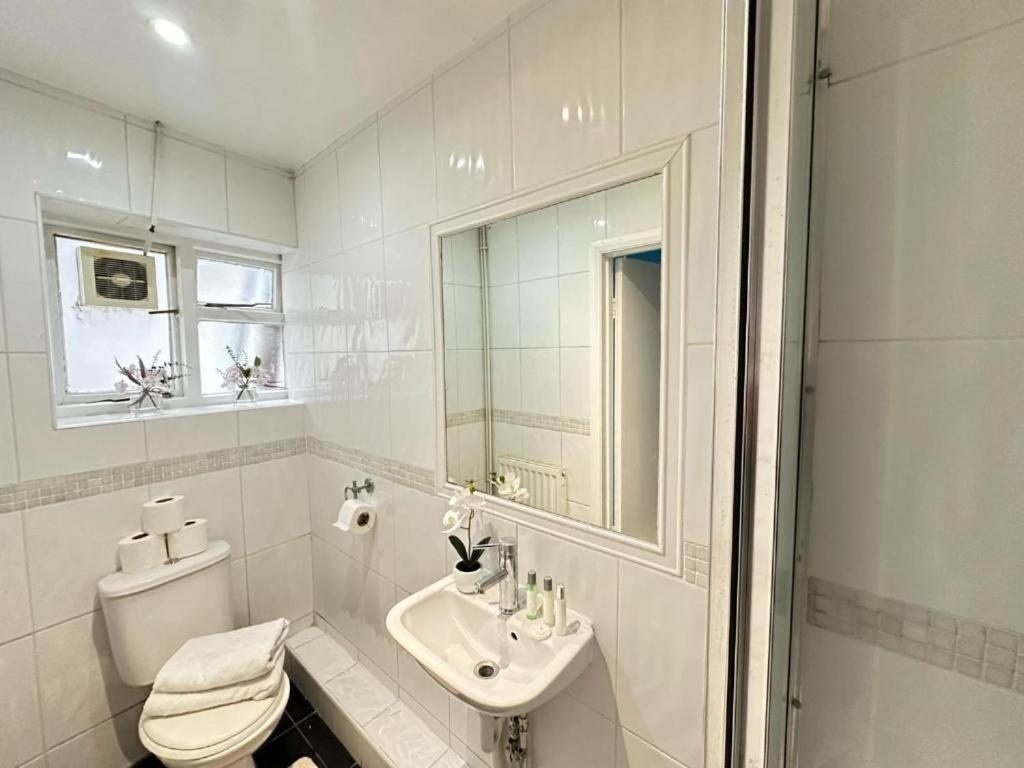 Lovely Three Bedroom Central *