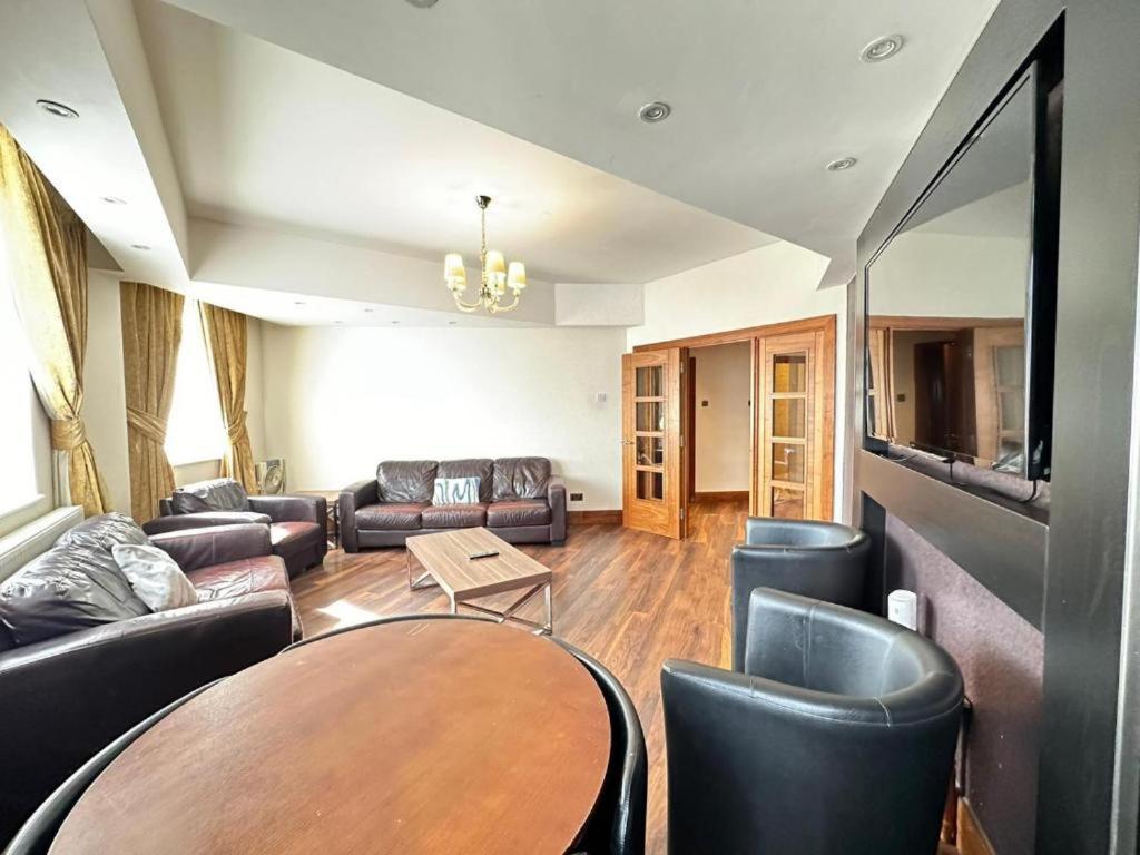 Two Bedroom Near Oxford Street Apartment