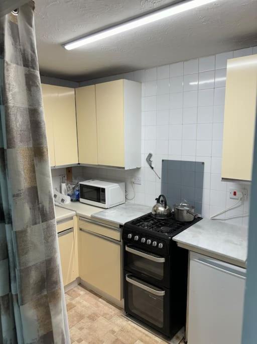 Private Gated Development In Bridge, Cosy With Great Transport Links Apartamento Londres