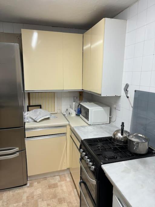 Private Gated Development In Bridge, Cosy With Great Transport Links * Londres
