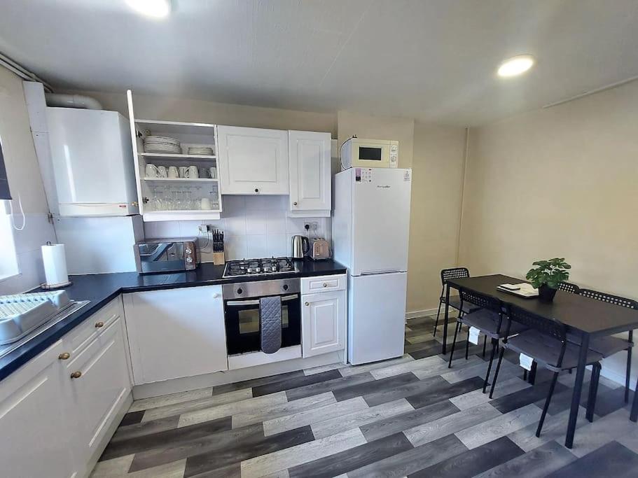 Zone 2, Spacious 3 Bedroom House Hébergement de vacances