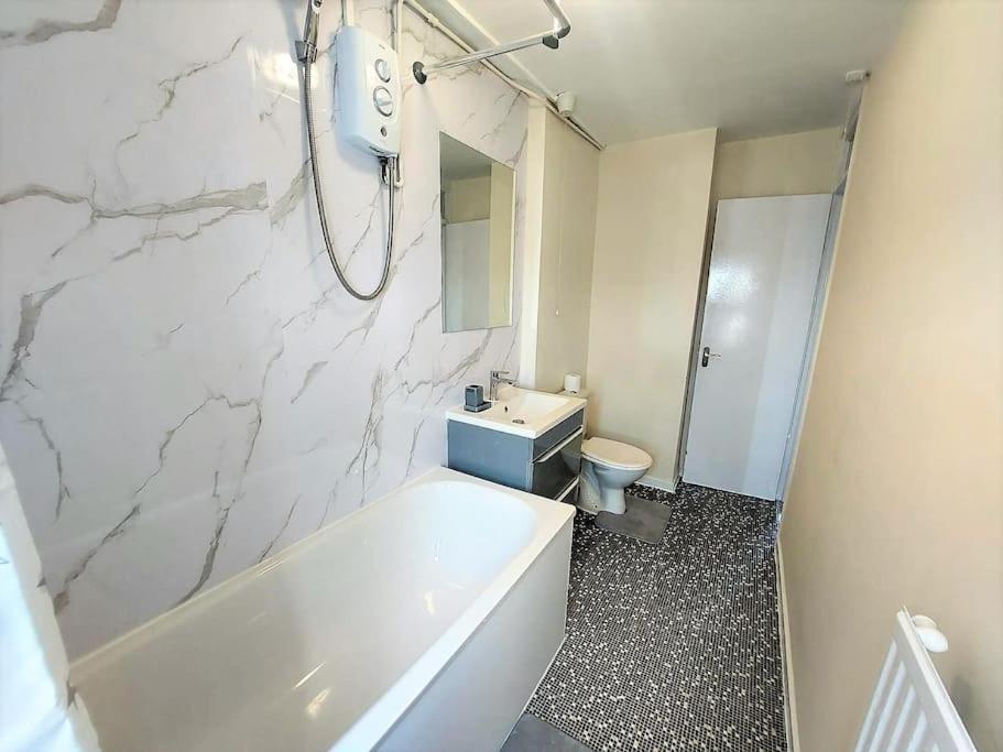 Zone 2, Spacious 3 Bedroom House Londres