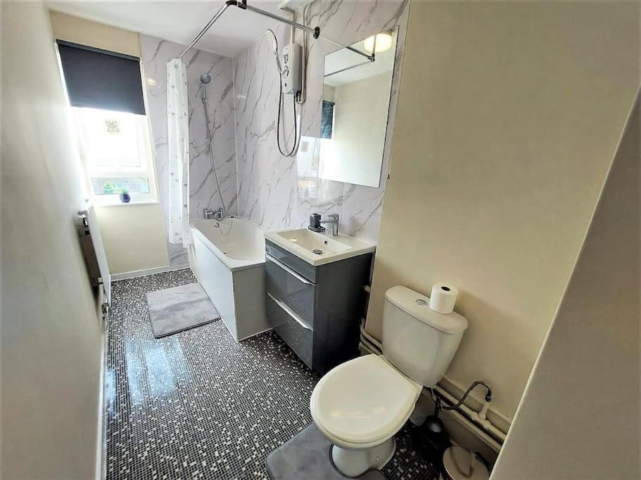 Zone 2, Spacious 3 Bedroom House Hébergement de vacances