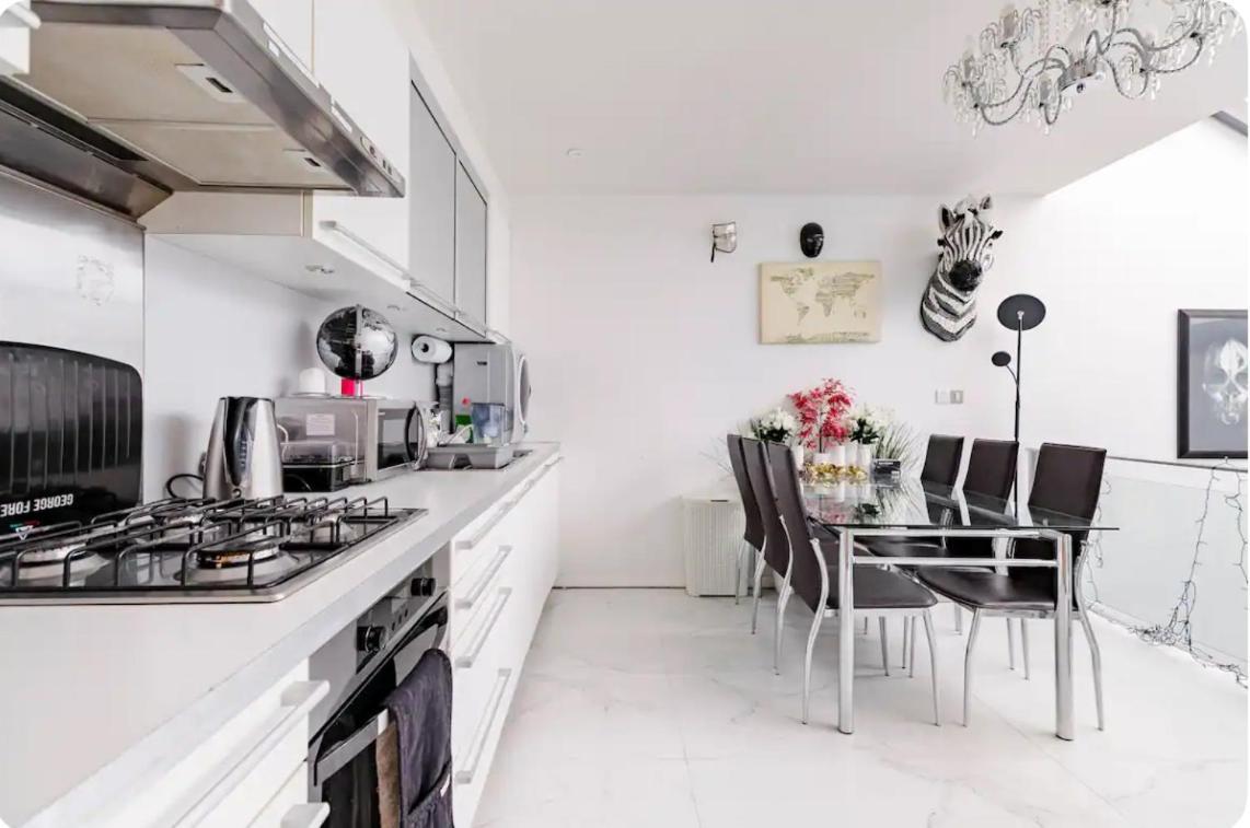 Lockable Ensuite In Modern Space With Shared Kitchen Fast Wifi