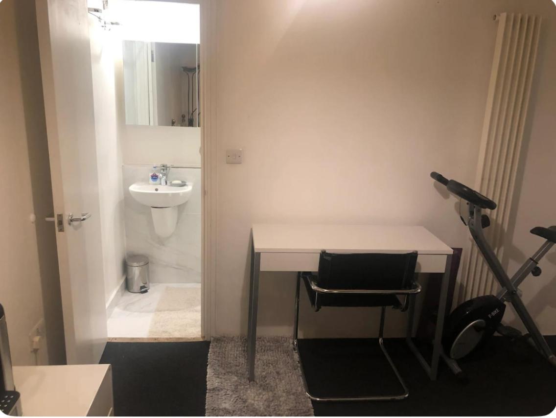 Hospedagem domiciliar Lockable Ensuite In Modern Space With Shared Kitchen Fast Wifi *