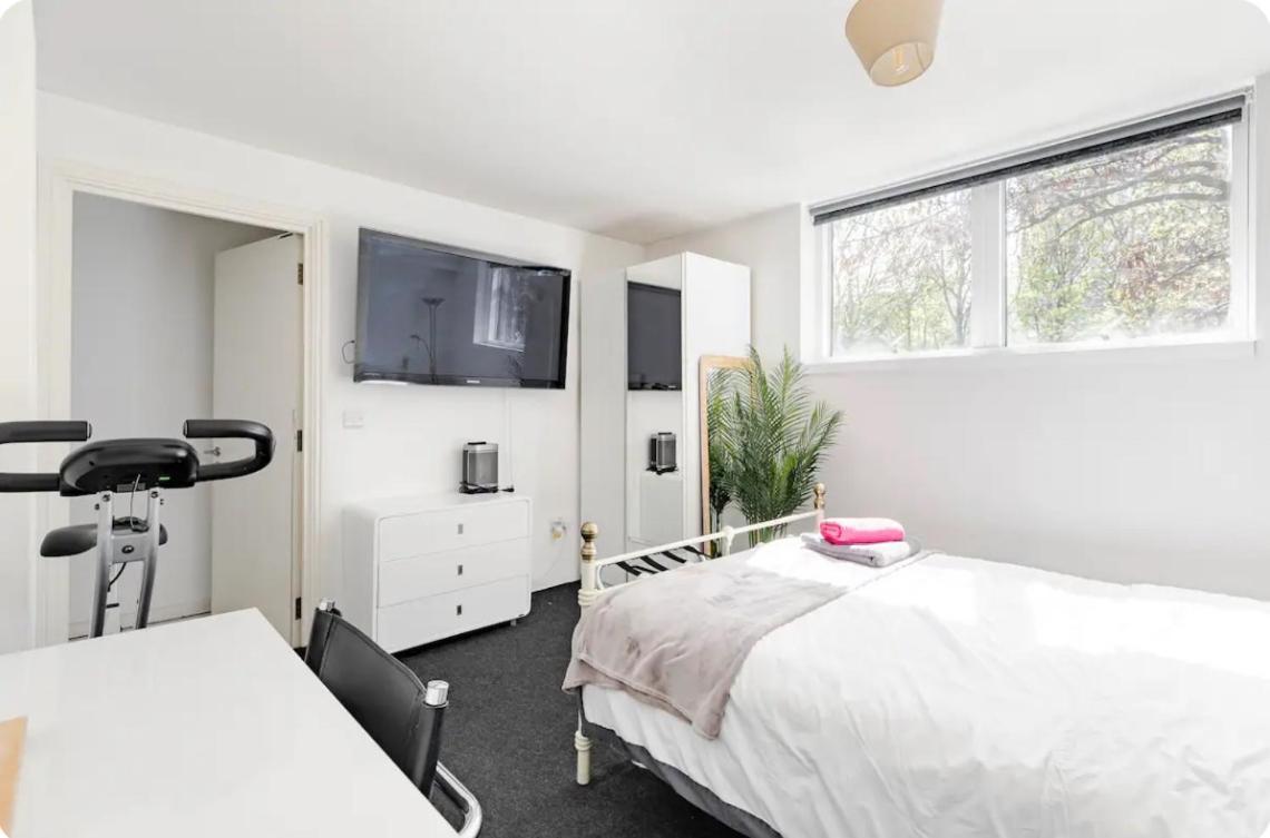 Hospedagem domiciliar Lockable Ensuite In Modern Space With Shared Kitchen Fast Wifi Londres