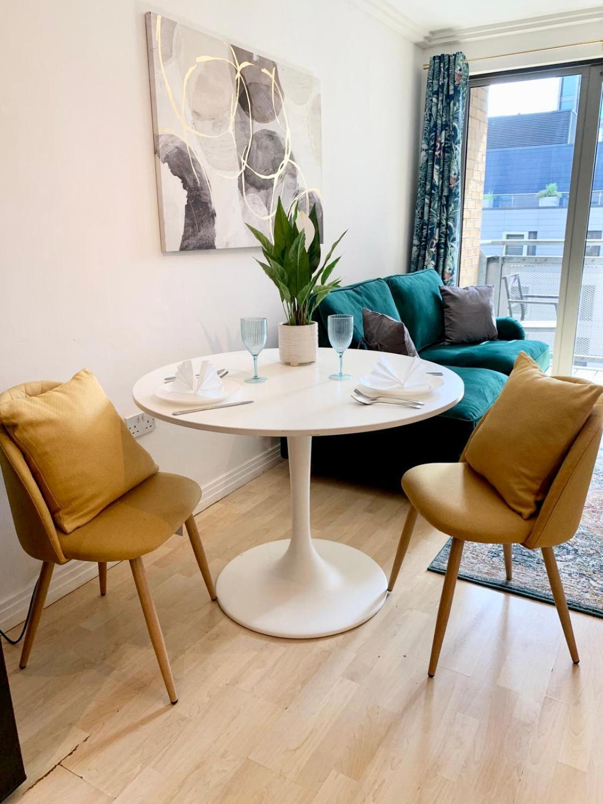 Modern 2 Bed 2 Bath Opp Tube Station *