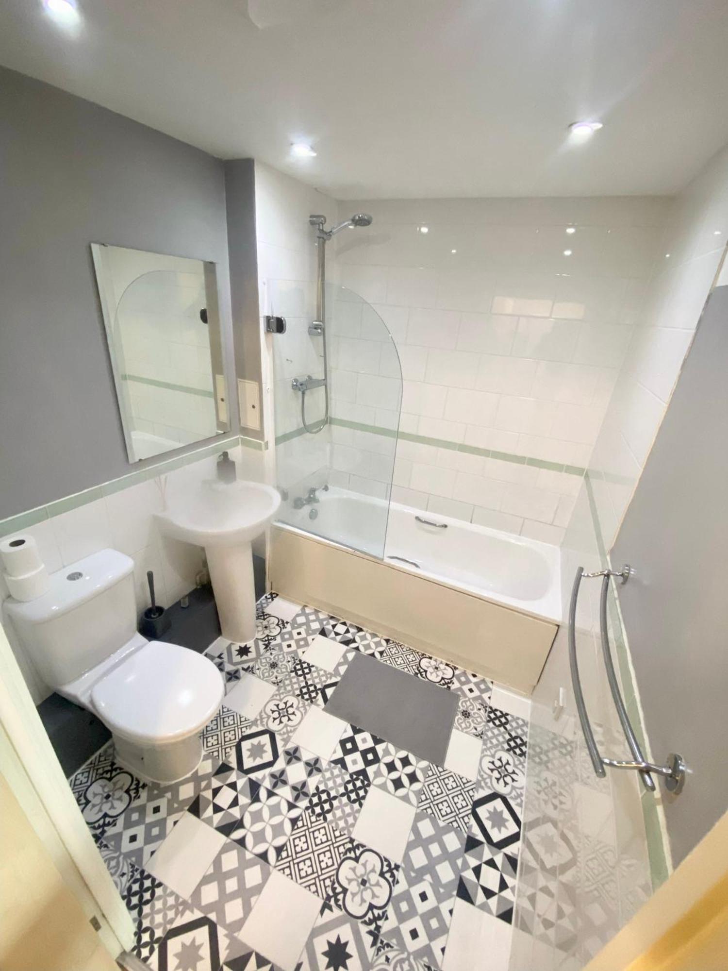 Modern 2 Bed 2 Bath Opp Tube Station Apartment *