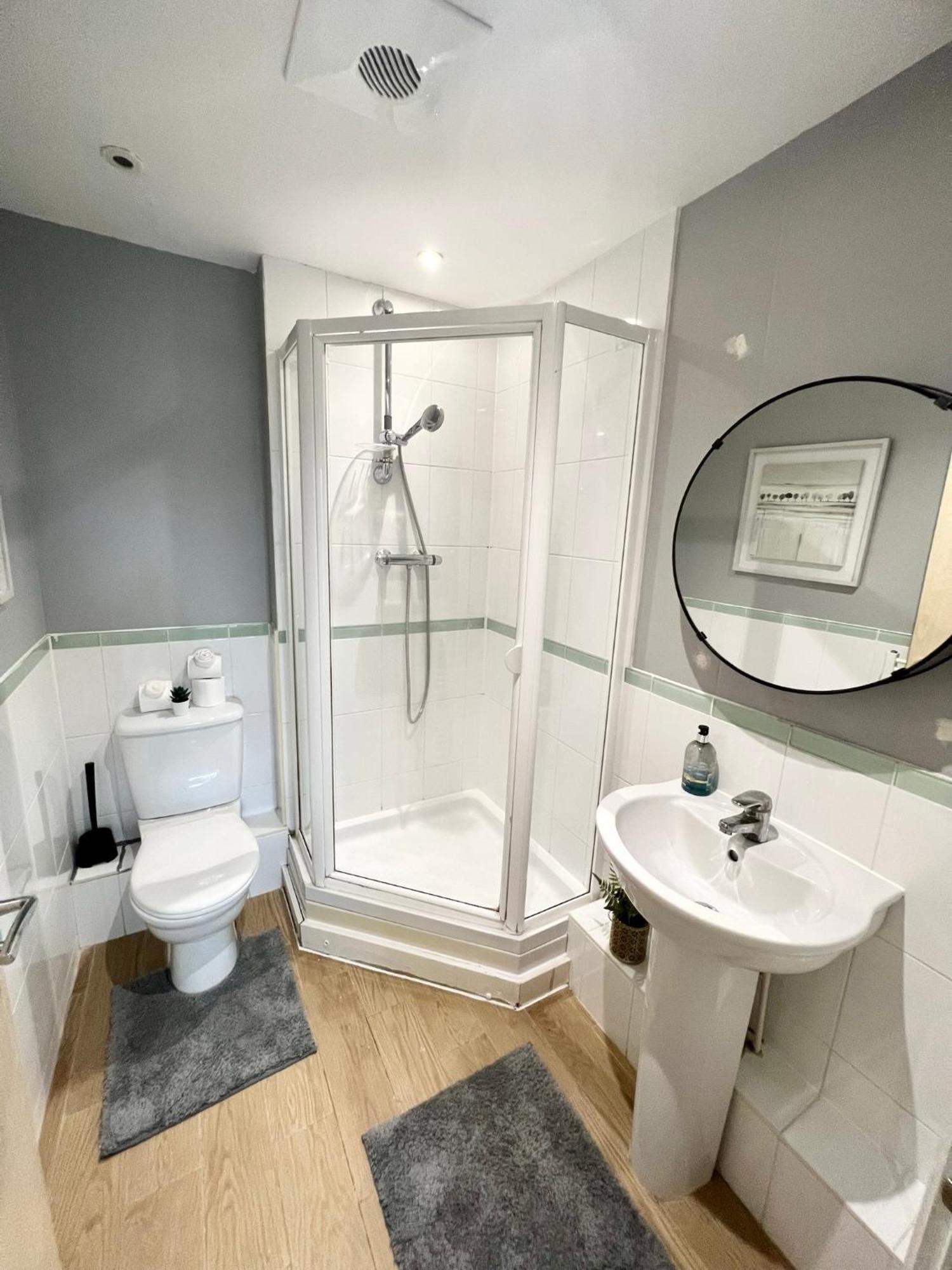 Apartment Modern 2 Bed 2 Bath Opp Tube Station *
