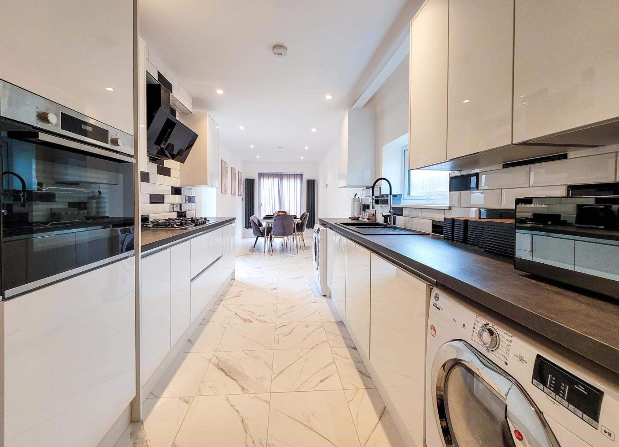 4 Bed 2 Bath Spacious House With 2 Driveway Parking In Ilford Сasa de vacaciones Londres