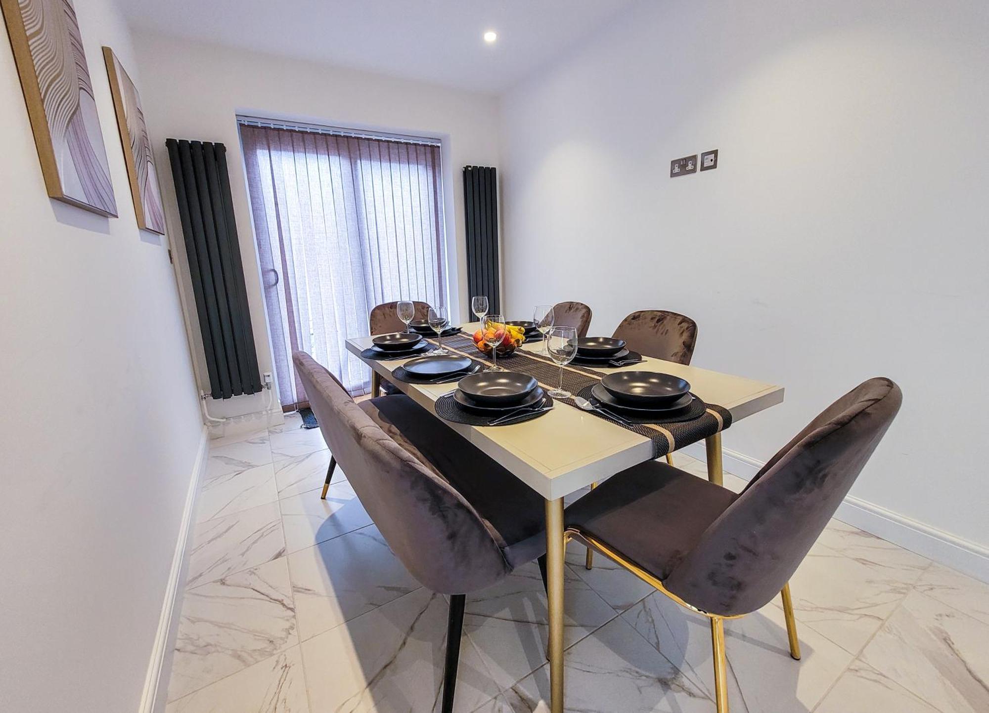 4 Bed 2 Bath Spacious House With 2 Driveway Parking In Ilford Hébergement de vacances