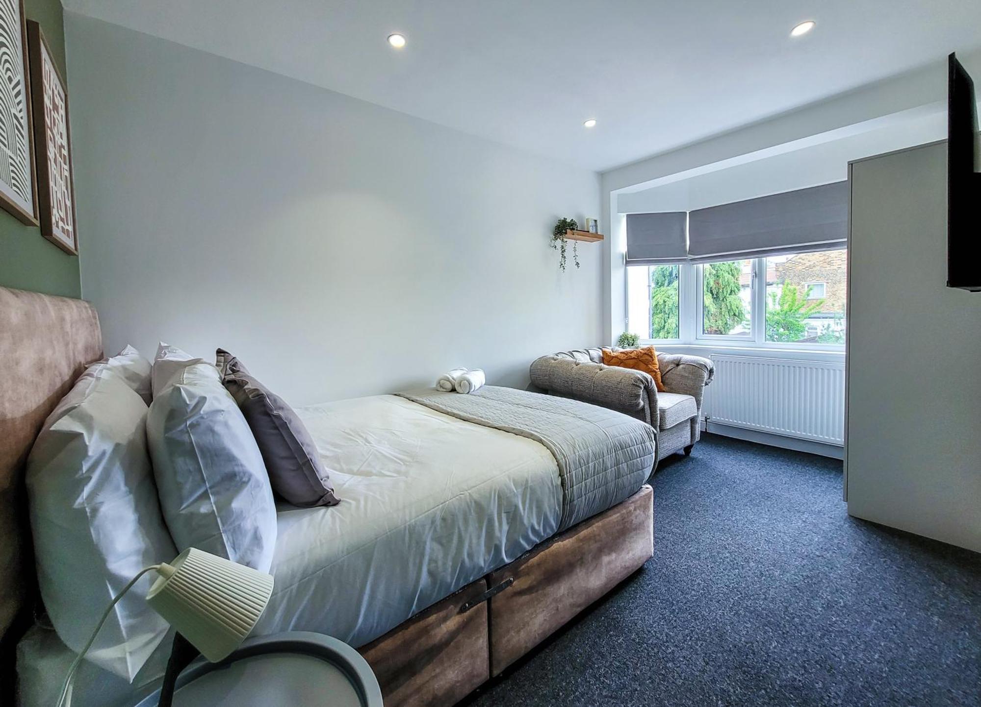 Hébergement de vacances 4 Bed 2 Bath Spacious House With 2 Driveway Parking In Ilford *