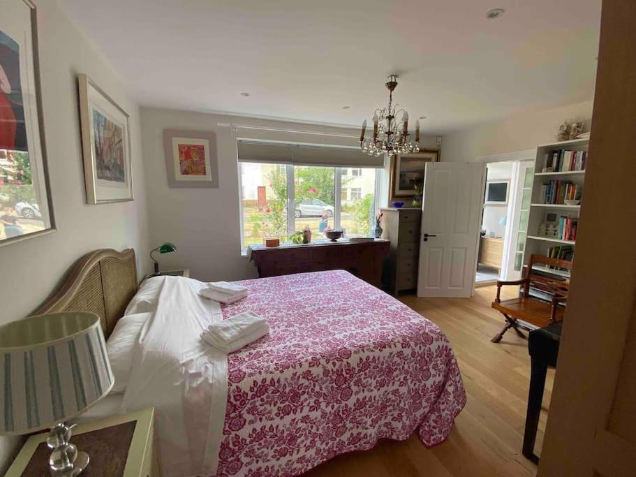 Entire Fully Renovated House In Chiswick W4 Hébergement de vacances Londres