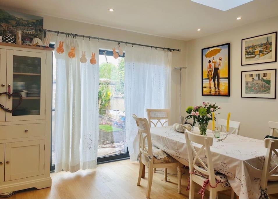 Entire Fully Renovated House In Chiswick W4 Hébergement de vacances *