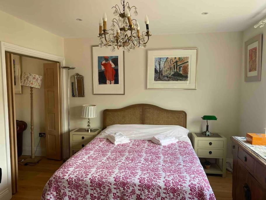 Entire Fully Renovated House In Chiswick W4 Hébergement de vacances *