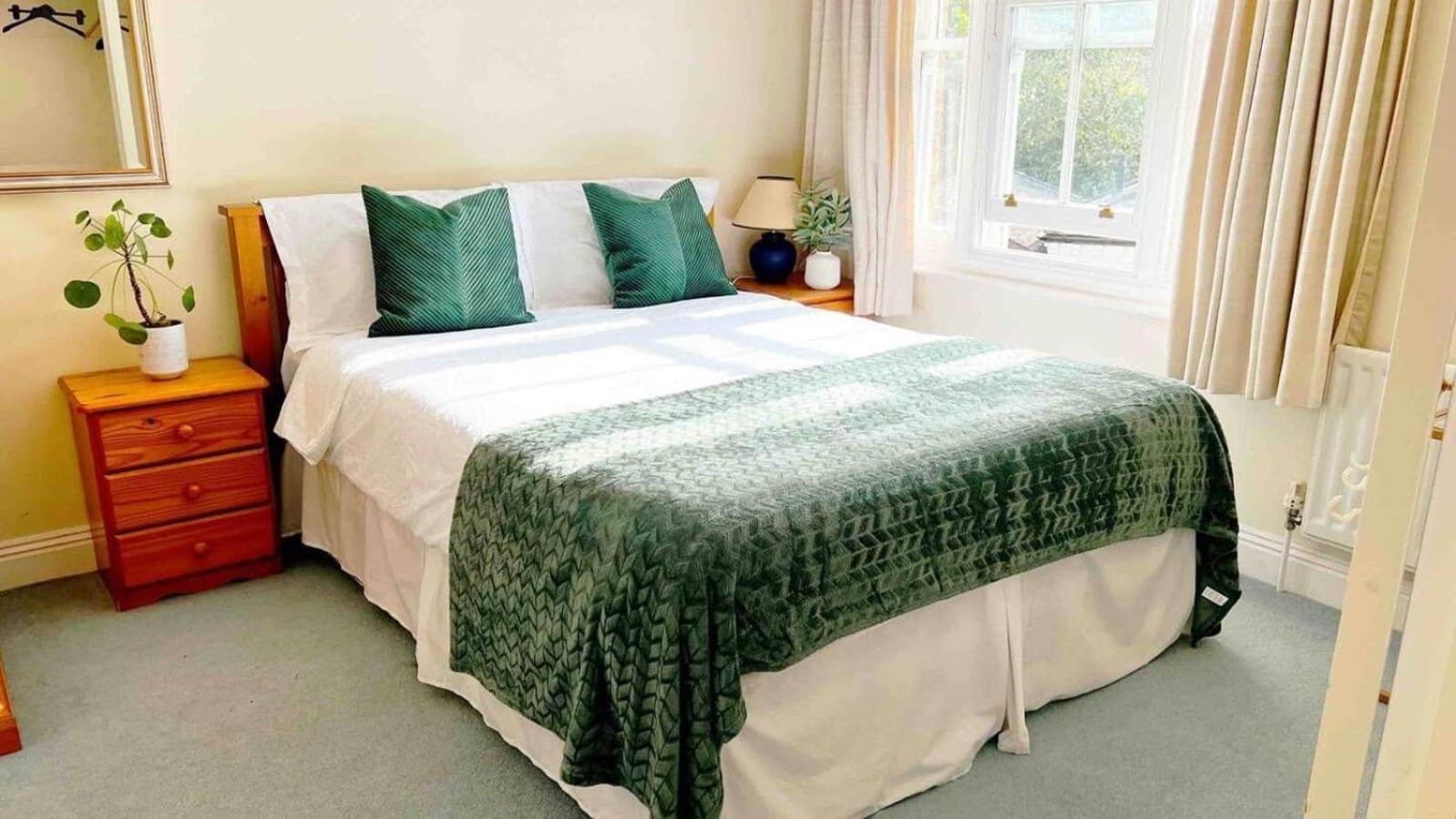 Peaceful 3 Beds - Near Central Сasa de vacaciones *