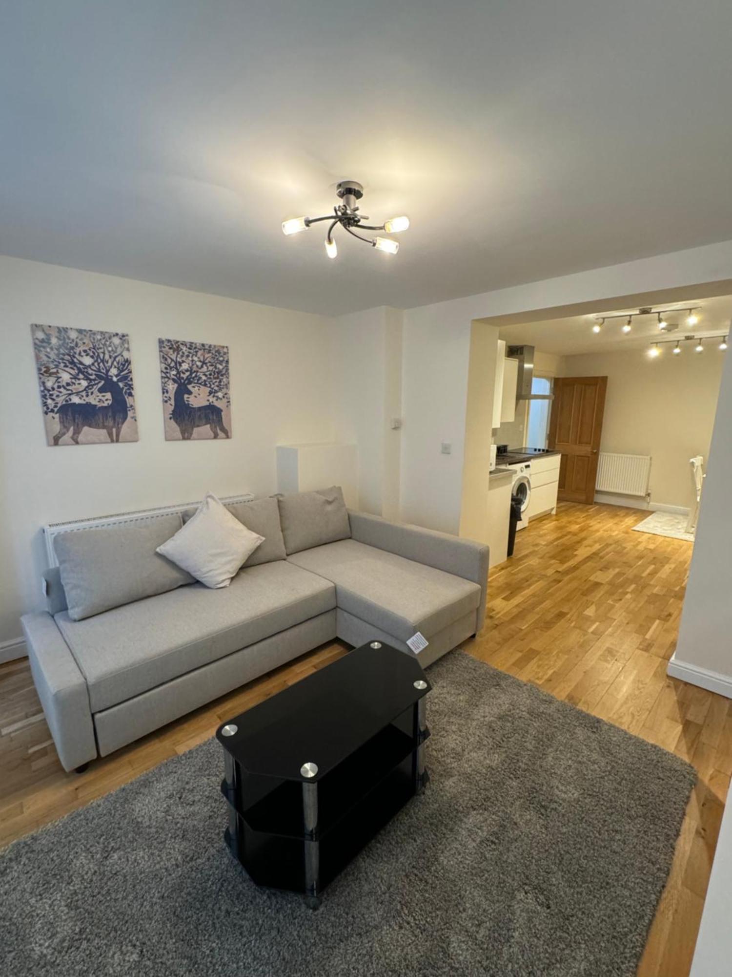 Sutherland Avenue Apartment *