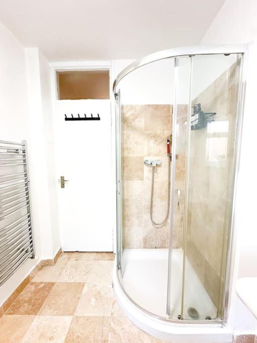Oasis Split Level Flat In Zone 1 *