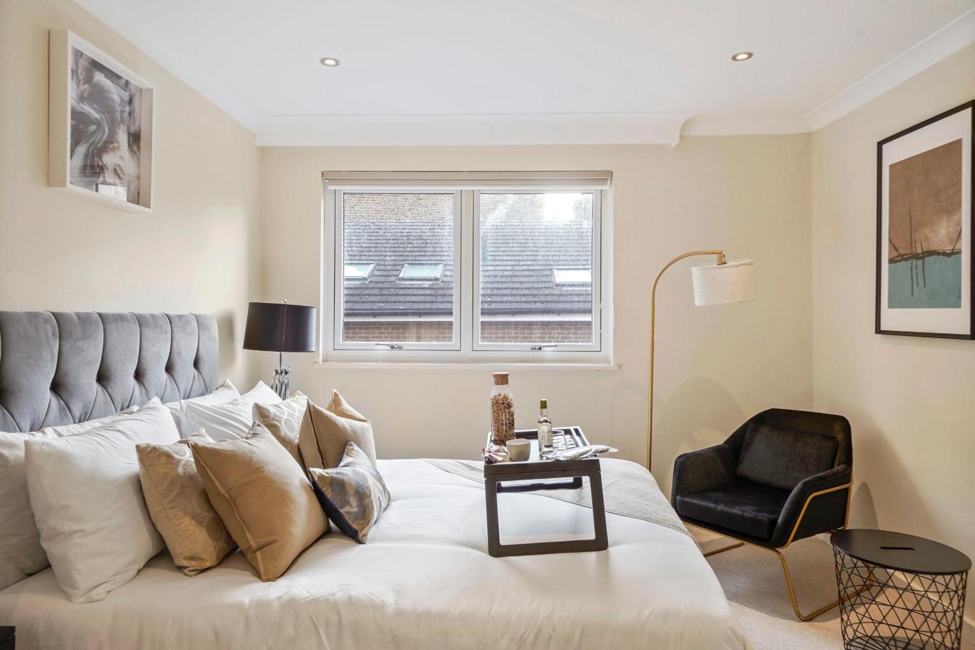 Mews House With Private Patio & Parking Londres