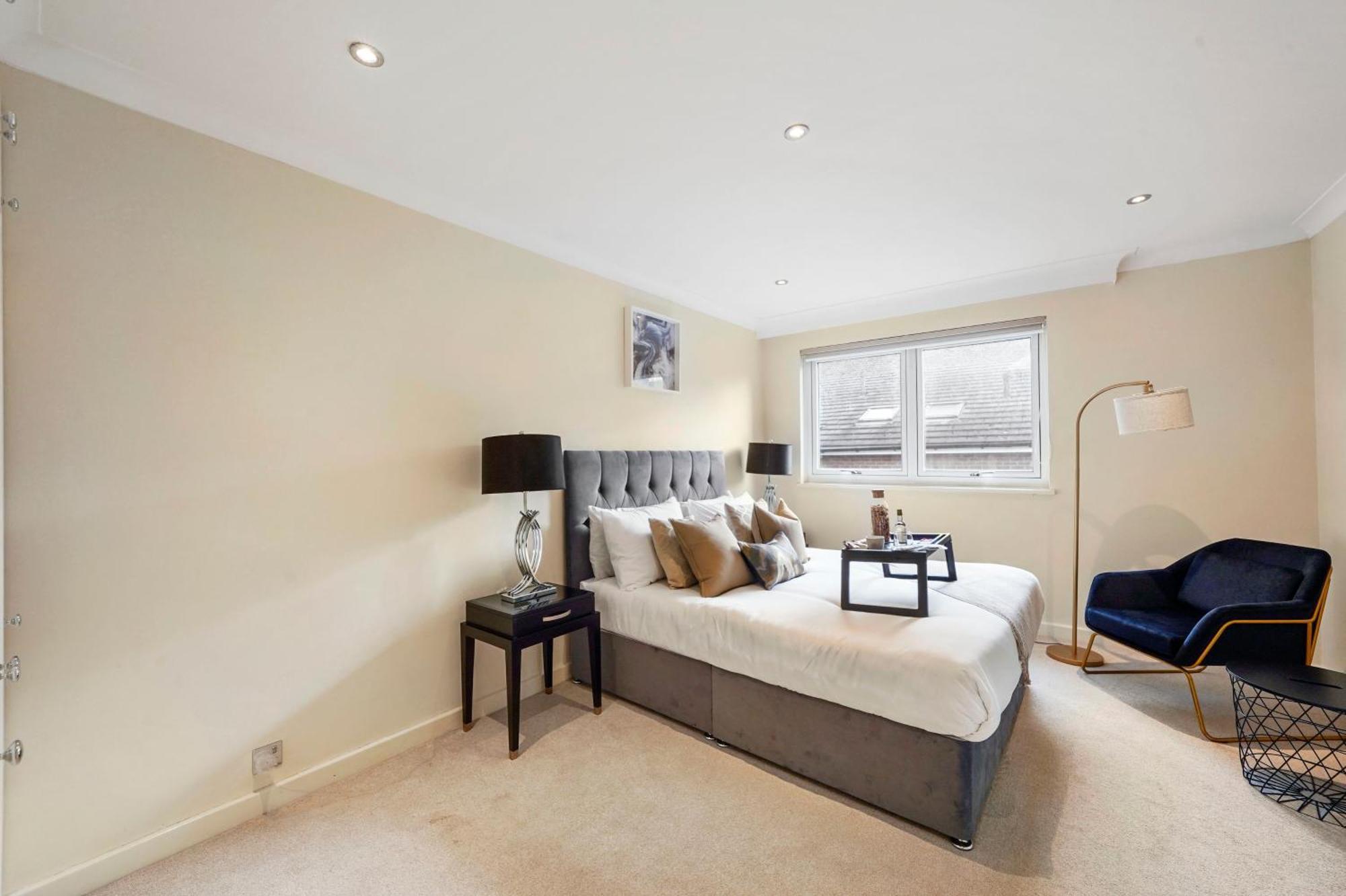 Mews House With Private Patio & Parking