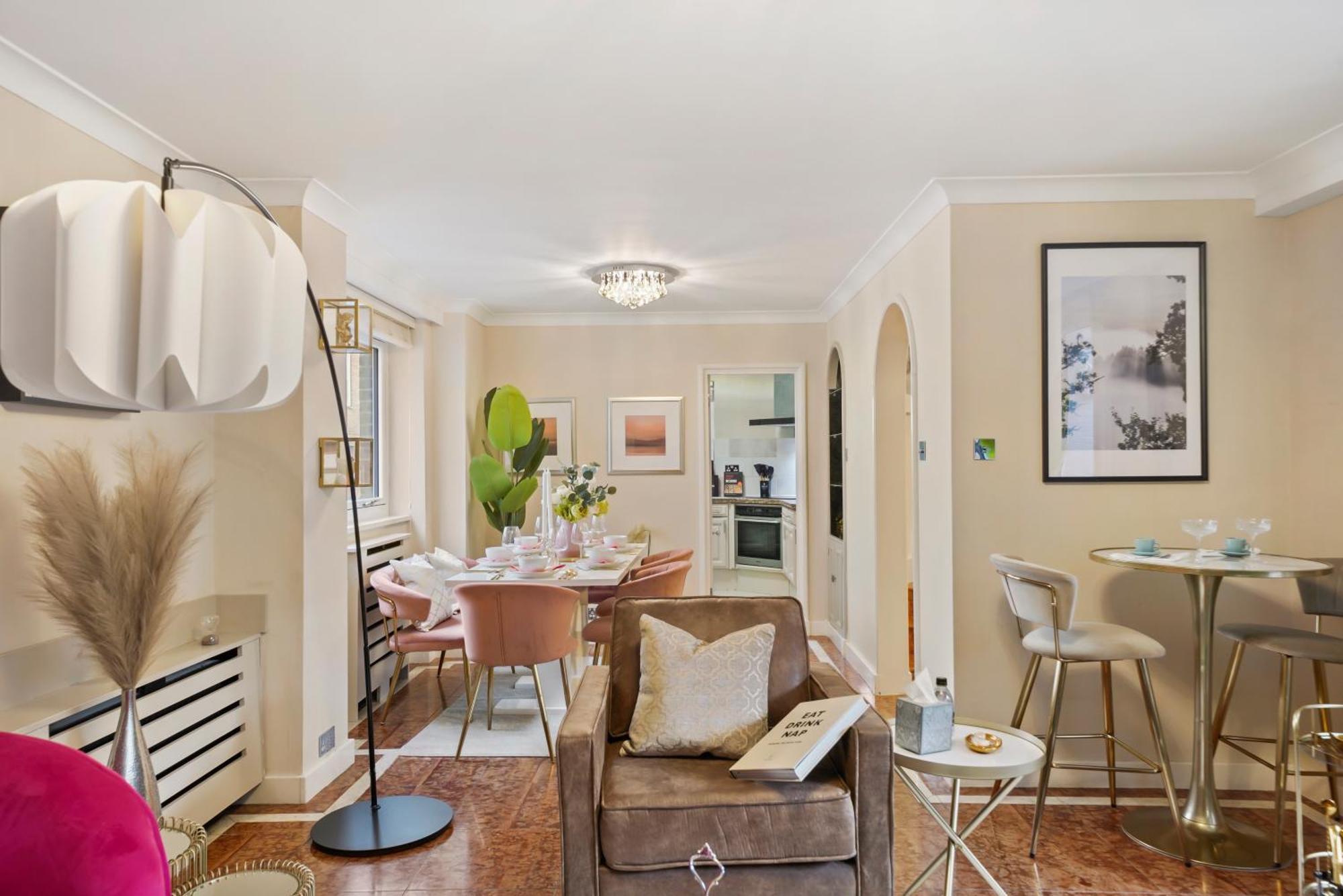 Mews House With Private Patio & Parking Hébergement de vacances