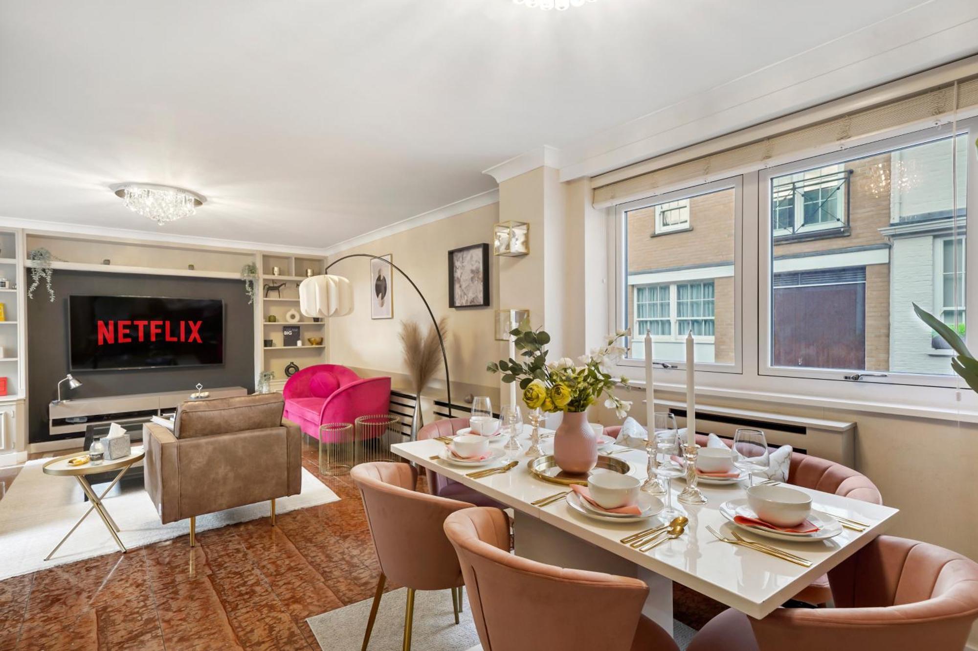Hébergement de vacances Mews House With Private Patio & Parking *