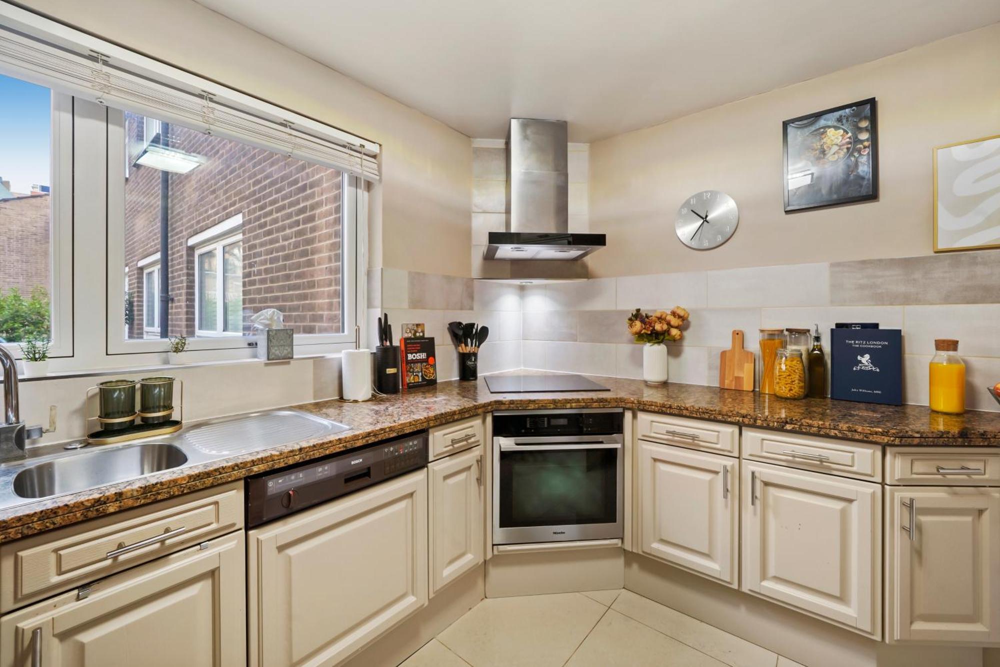 Mews House With Private Patio & Parking