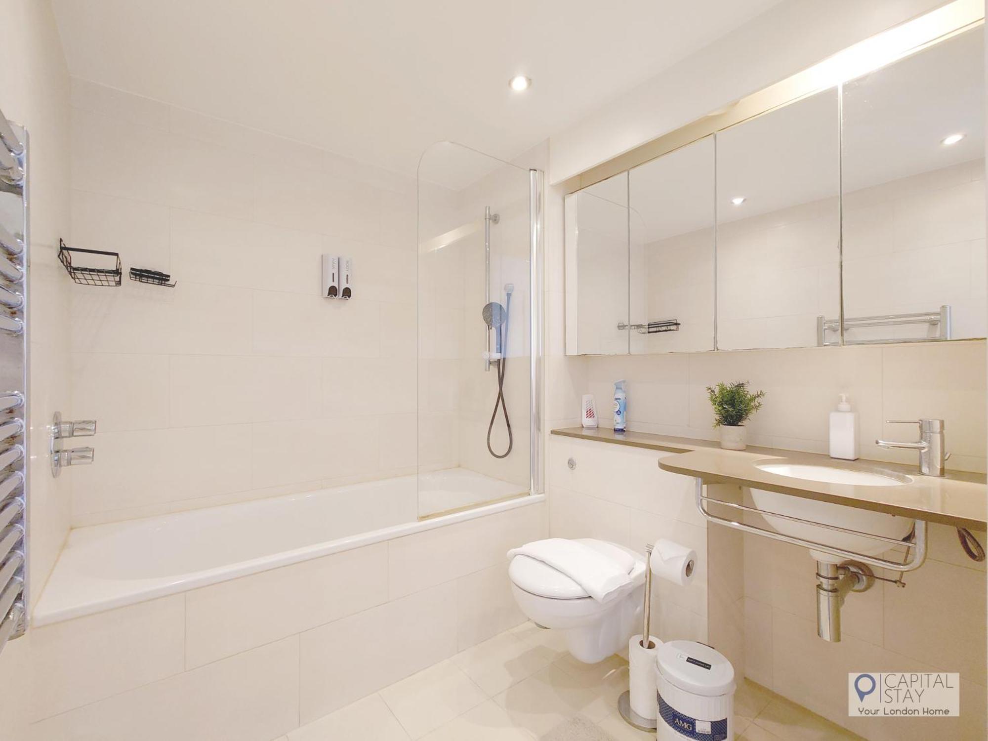 Fully Serviced Two Bed With River View Londres