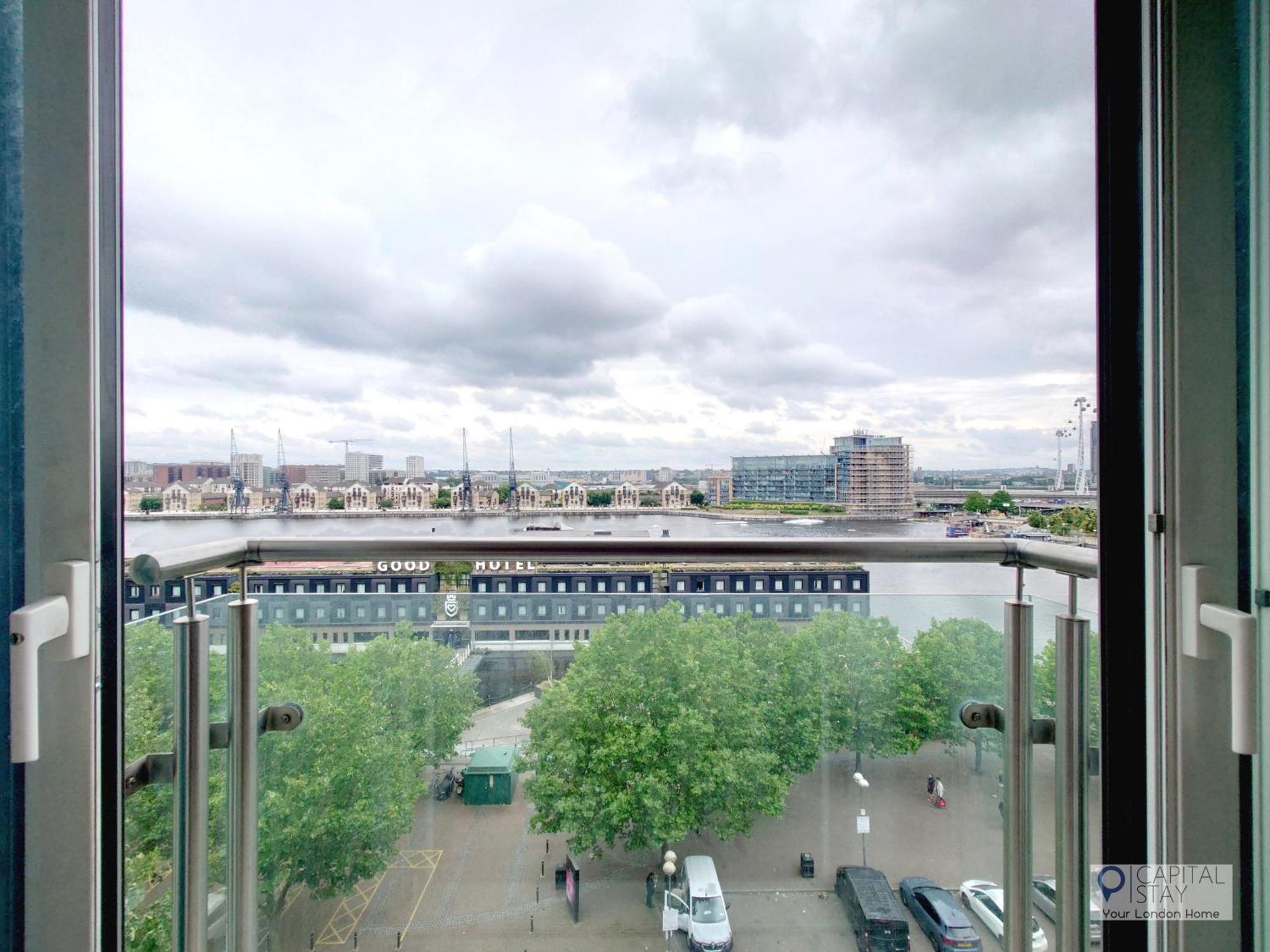Fully Serviced Two Bed With River View * Londres