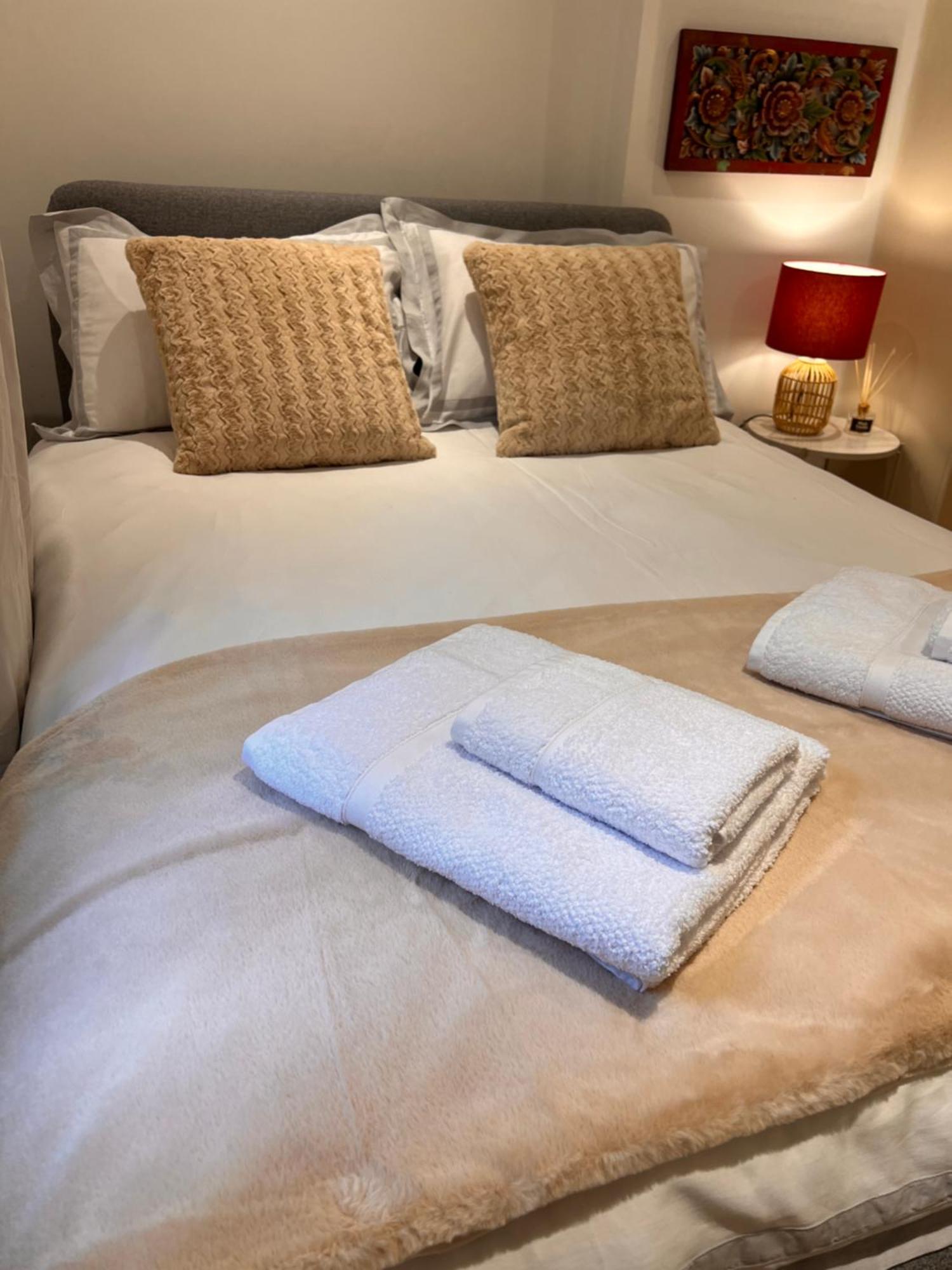 Stylish 2 Bedroom Notting Hill Superstar * London