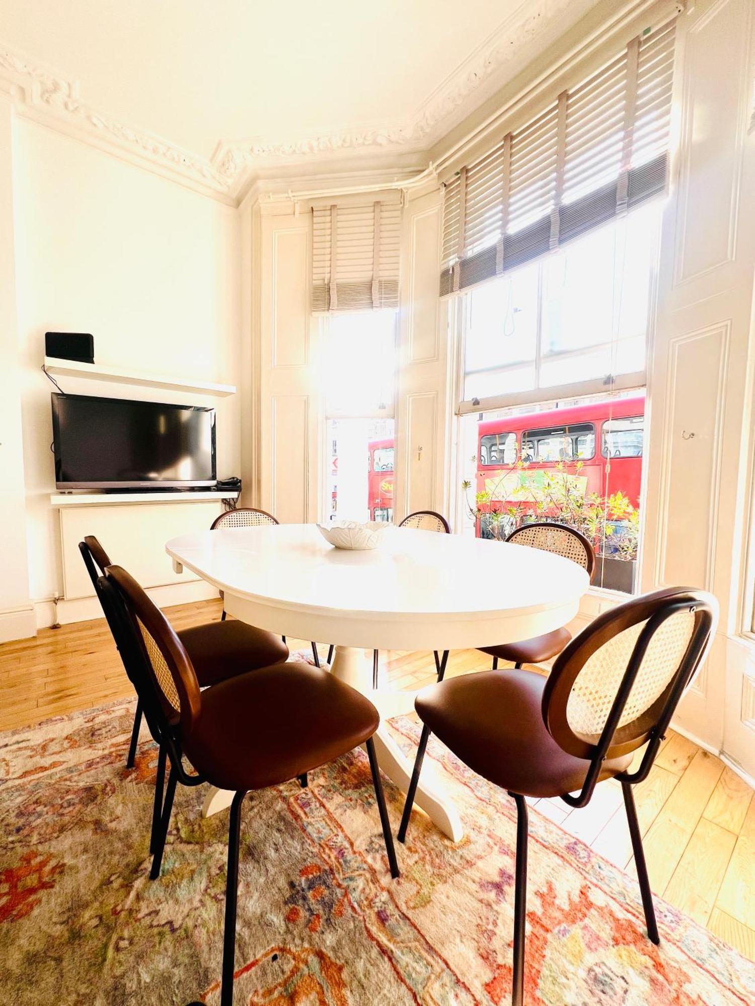 Stylish 2 Bedroom Notting Hill Superstar Apartment