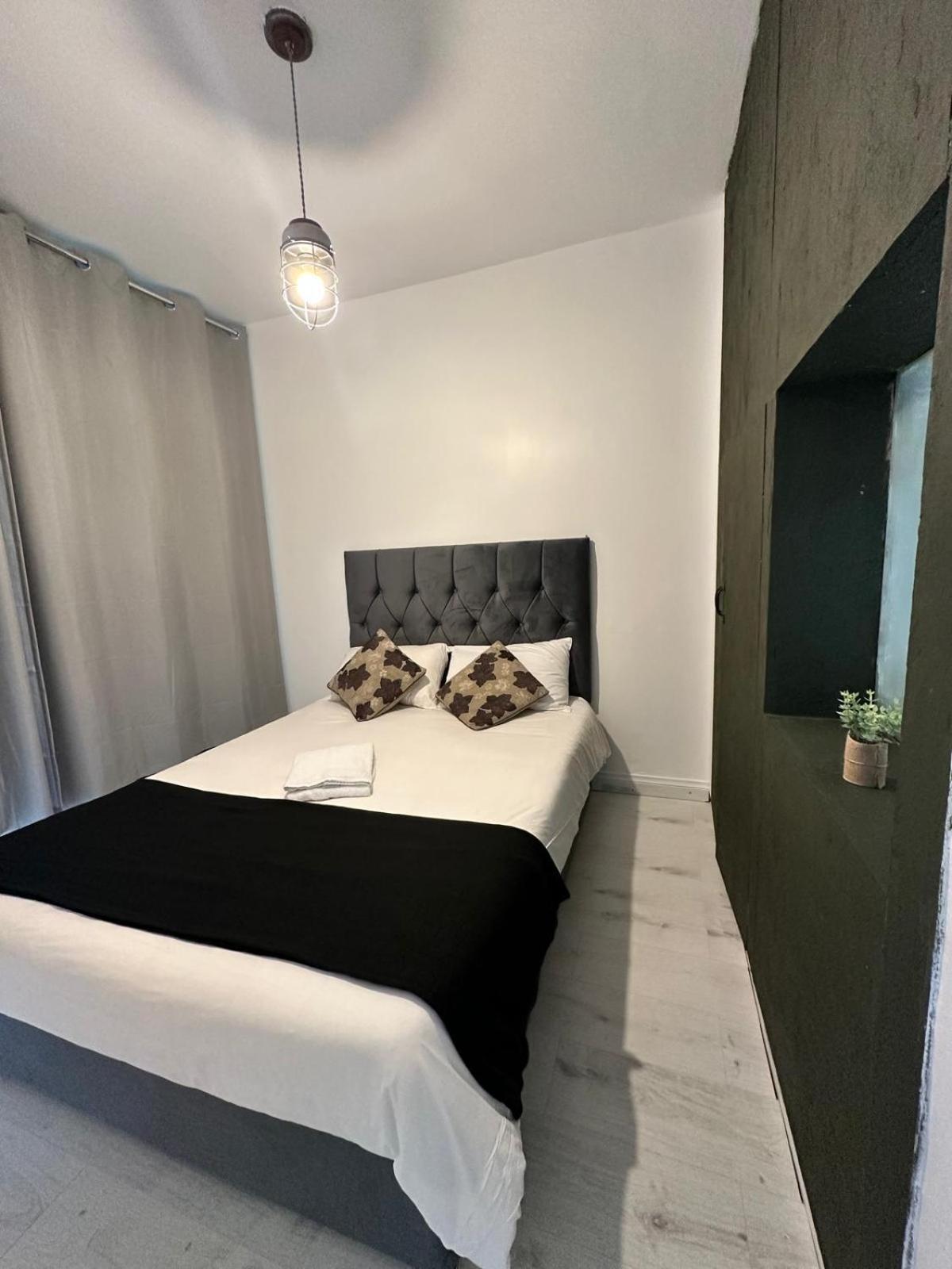 2 Bedroom Flat Wembley Appartement *