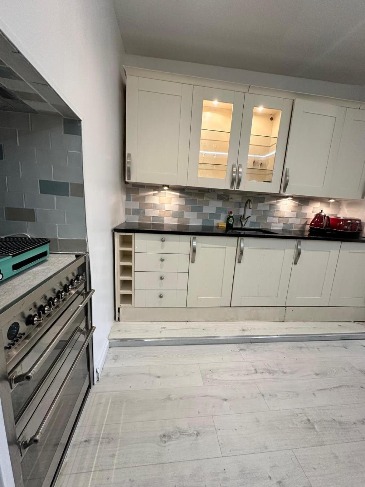 2 Bedroom Flat Wembley Appartement *