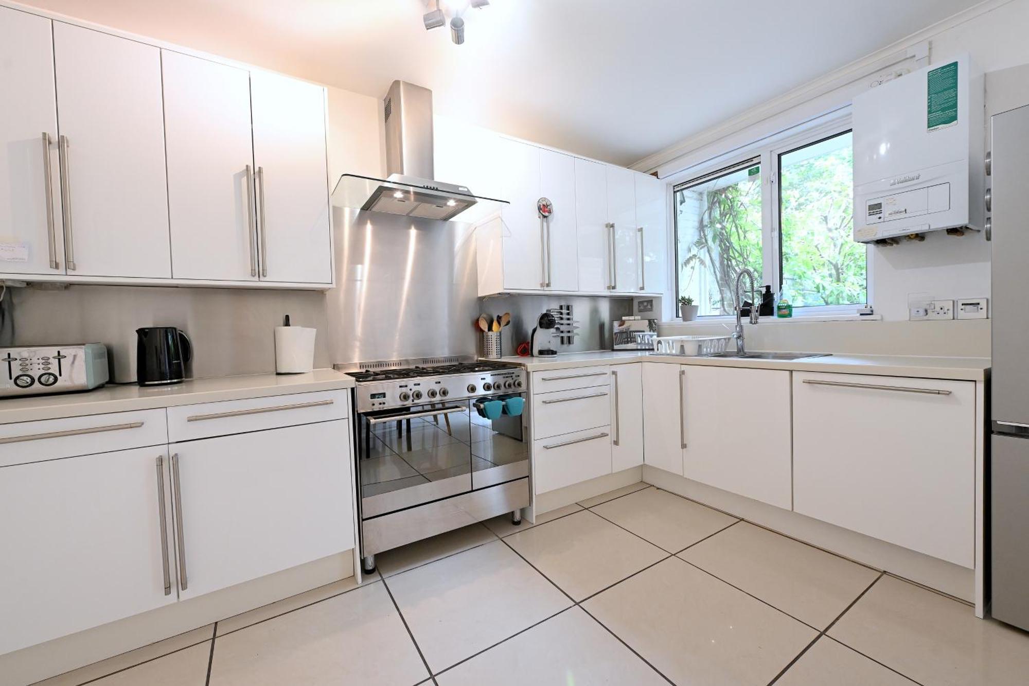 4 Bedroom Patio House Regent's Park - Parking London