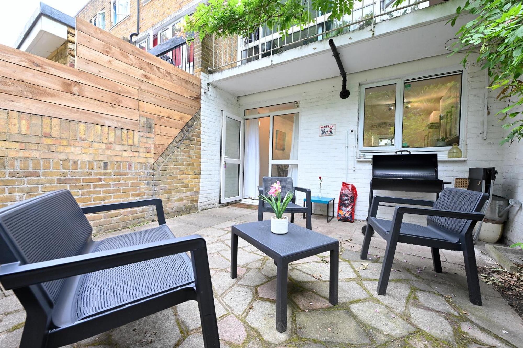 4 Bedroom Patio House Regent's Park - Parking *