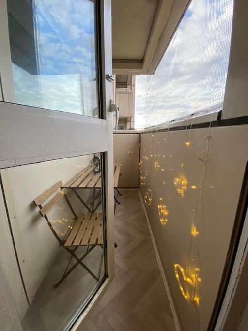 Comfy Entire Flat With View Balcony In Regents Park, Camden, Apartamento *