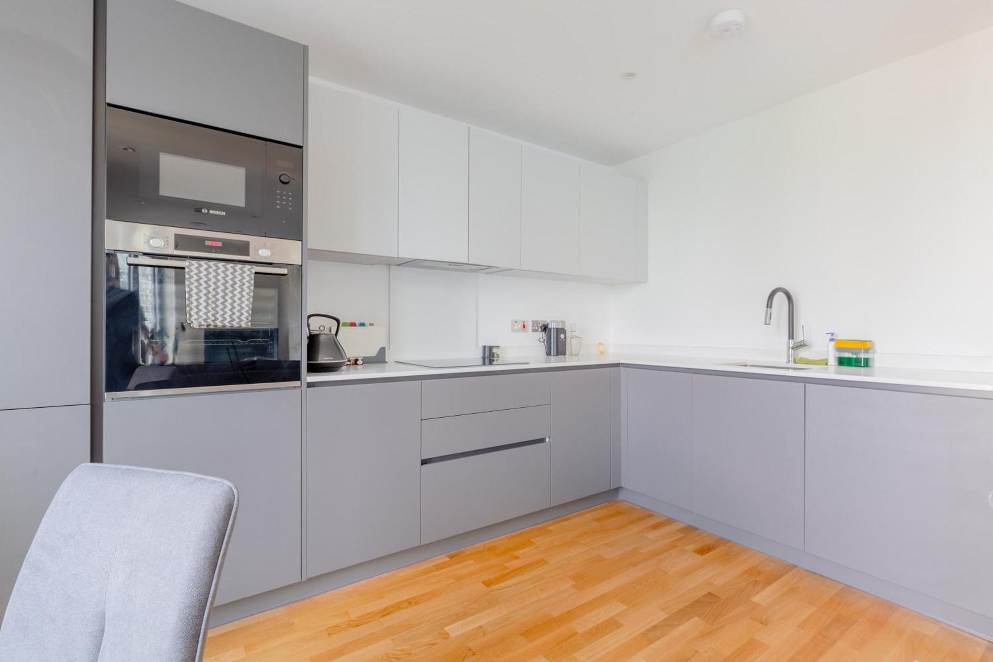 Chic 2bd Flat With Private Balcony In Battersea