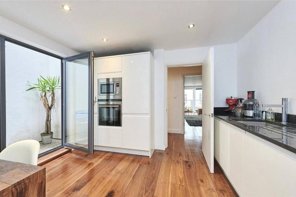 1 Bedrooom Flat Located Angel Zone 1 *